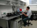 Obr 3 – Dr. Přibyl v laboratoři AFM mikroskopie