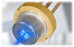 Modrá laserová dioda s výkonem 1,4 W
