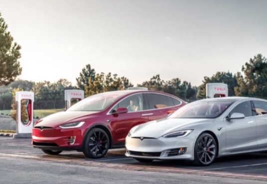 auto elektromobil Tesla Model S a Tesla Model X se nabíjejí u nabíjecí stanice Tesla Supercharger