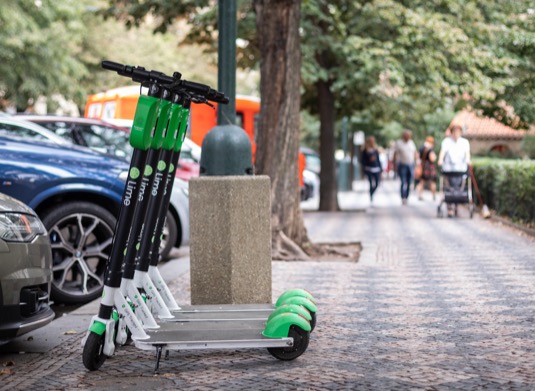 Firma tak chce přispět k rozvoji cyklistické infrastruktury pro jízdu i parkování a zároveň ukázat, že má zájem být městu dlouhodobým a důvěryhodným partnerem. Aktuální předpisy žádnou platbu nepožadují. Bikesharingové služby, jako je Lime, jsou totiž dle platných pravidel z povinnosti platit za zábor veřejného prostoru vyňaty. 