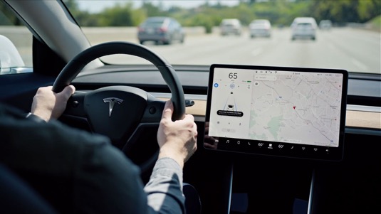 auto elektromobil Tesla Model 3 displej software