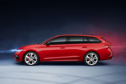 Plug-in hybrid Škoda Octavia RS iV lze na první pohled rozpoznat jako vrcholný sportovní model čtvrté generace nejprodávanějšího modelu ŠKODA díky černým designovým prvkům karoserie.