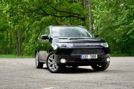 auto plug-in hybrid Mitsubishi Outlander PHEV