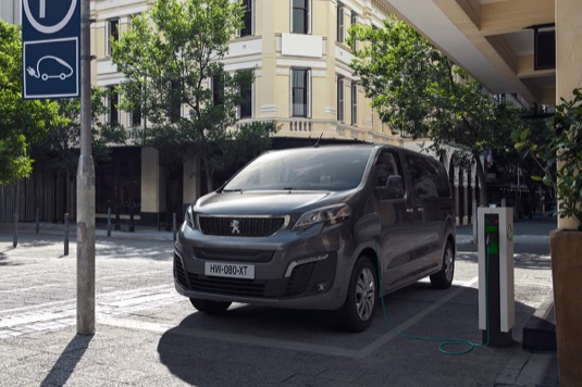 Nový Peugeot e-Traveller byl stvořen pro uspokojení potřeb firemních i soukromých zákazníků.