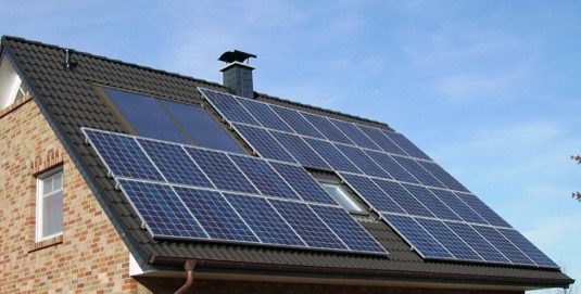 V posledních letech jsou fotovoltaické solární elektrárny v domácnostech opět hitem, mimo jiné díky dotačnímu programu Nová zelená úsporám.