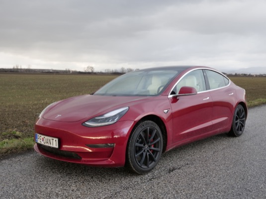 auto elektromobil Tesla Model 3 Performance