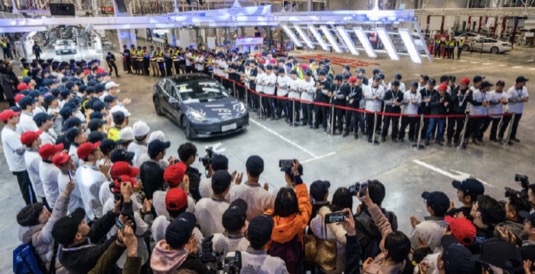 auto tesla model 3 čína továrna výroba elektromobilů šanghaj gigatovárna