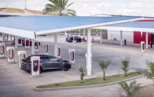 auto elektromobily Tesla u nabíjecí stanice Tesla Supercharger