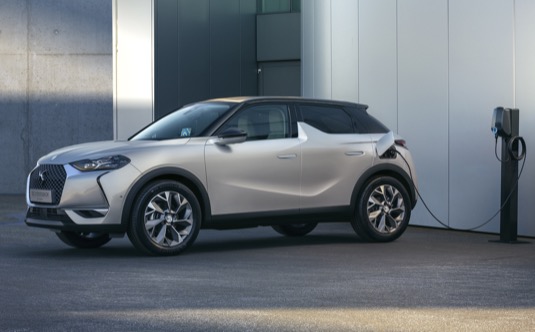 Bezemisní čistý elektromobil s dojezdem 320 km.  To je novinka DS 3 CROSSBACK E-TENSE.