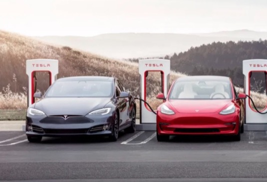 auto Tesla elektromobily Model S a Model 3 u nabíjecí stanice Tesla Supercharger