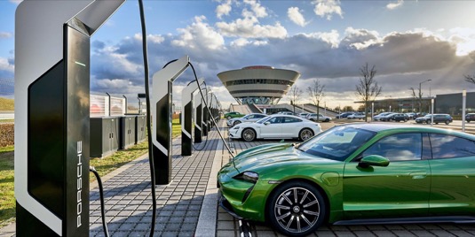 auto elektromobily Porsche Taycan se nabíjení u 350kW nabíjecí stanice v Lipsku