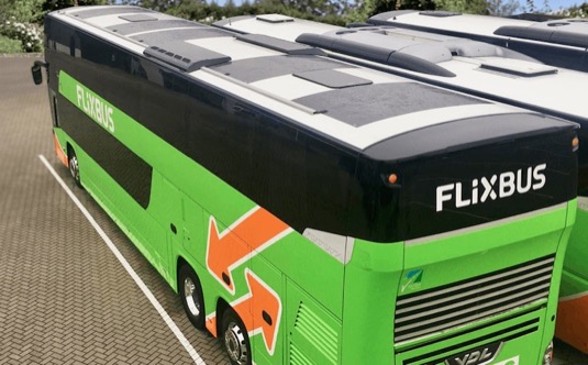 První autobus se solárními panely jezdí mezi Dortmundem a Londýnem. Vyrobená sluneční energie dobíjí zařízení ve voze (klimatizace, USB, Wi-Fi)
