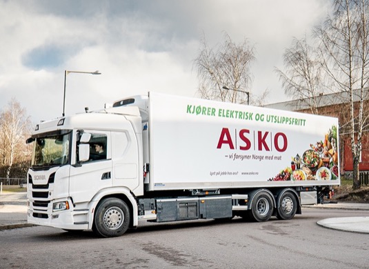 Pilotní projekt představuje další milník ve spolupráci mezi společnostmi Scania a ASKO v oblasti elektrifikovaných řešení pro těžkou dopravu.