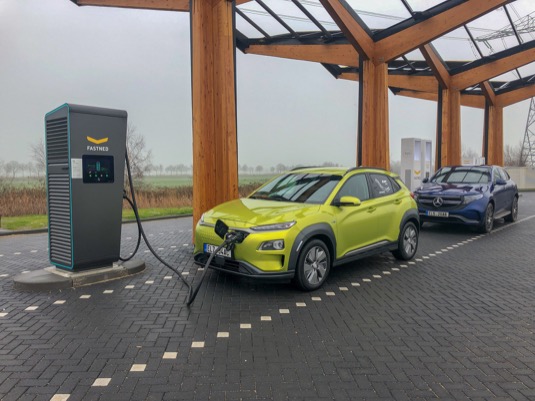 Cesta elektromobilů Mercedes-Benz EQC a Hyundai Kona Electric z Česka do Amsterdamu a zase zpátky