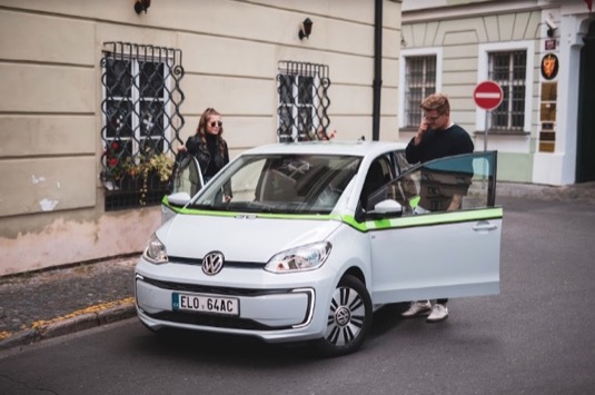 Vedle ekologicky šetrné formy sdílení aut a dostupných cen za pronájem, je dalším benefitem nové služby sdílení elektromobilů GreenGo bezplatné parkování na modrých a na fialových zónách po celé Praze.