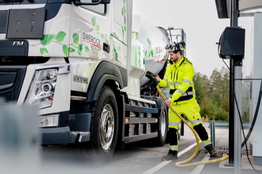 Z pohledu společnosti Volvo Trucks spočívá přechod k udržitelnější dopravě pro provozovatele nákladní přepravy hlavně v co nejplynulejším přechodu a postupném přizpůsobování. Nabízená řešení musí být prostá fosilních paliv a musí přepravcům umožňovat dosažení potřebné míry ziskovosti a produktivity.<br />
