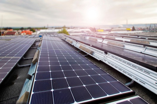 Elektřinu bude vyrábět 6000 fotovoltaických panelů o celkovém výkonu 2,3 MWp. To je dvakrát více, než má dnes největší střešní FVE v Česku.