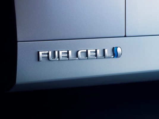 Průkopníkem v oblasti vodíkového pohonu je mimo jiné i japonská Toyota se svým modelem Mirai. Ten na trh již brzy přijde ve své druhé generaci. Sedan na palivové články o délce 4,89 metru je poháněn pouze vodíkem, který se v palivovém článku proměňuje na elektrickou energii pohánějící elektromotor o výkonu 113 kW. Dojezd na plnou vodíkovou nádrž má být 600 km.