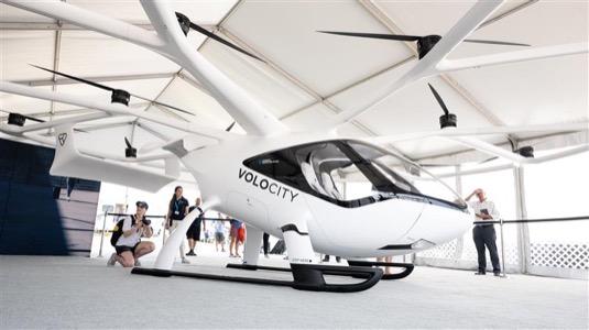 Plně elektrické eVTOL letecké taxi Volocopter se poprvé nedávno představilo na letecké show AirVenture 2021 ve státě Wisconsin.