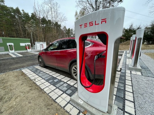 Elektromobil Tesla Model X se nabíjí u nabíjecí stanice Tesla Supercharger
