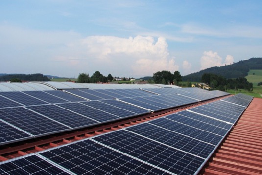 V Rakousku je podpora solárních energie ještě vyšší než v sousedním Německu. 88 % procent obyvatel by uvítalo, kdyby měli v blízkosti fotovoltaický zdroj energie. Na dvě třetiny obyvatel zvažuje své zapojení do lokálního energetického společenství.<br />
