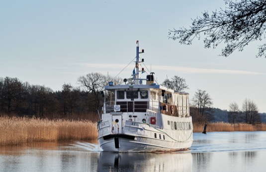 Loď M/S Rex je každodenně provozována na 75minutové trase u jezera Mälaren, mezi městským centrem Stockholmu a ostrovem Ekerö – známým díky dvěma památkám zapsaným na seznamu světového dědictví UNESCO, včetně Drottningholmského paláce, který je sídlem švédské královské rodiny.