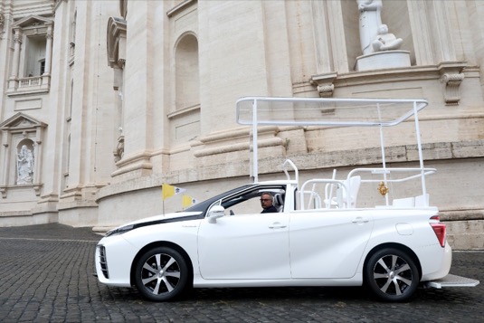 Papež František jde s dobou. Do jeho flotily přibylo nově také auto na vodík.