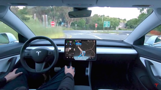 auto elektromobil Tesla robotické řízení Full Self Driving
