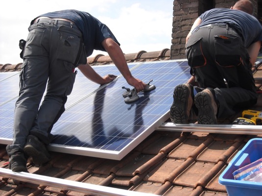 instalace solárních panelů fotovoltaické elektrárny na střeše